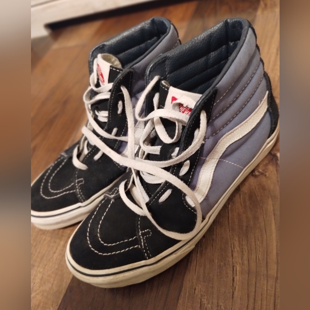 Tennis shoes